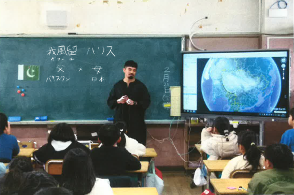 子どもと交流する講師の様子⑤