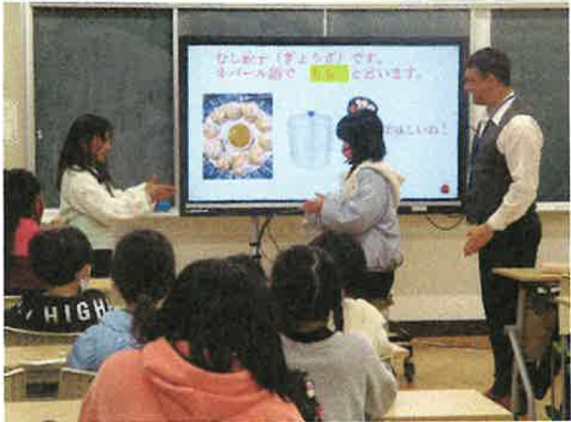 子どもと交流する講師の様子⑥