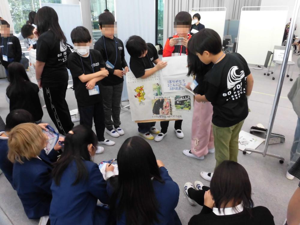 調べてきたことを模造紙を使って発表する子どもたちの様子