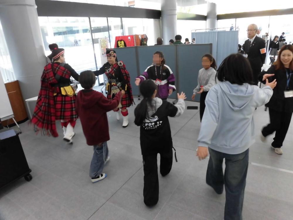 フラメンコを楽しむ子どもたちの様子