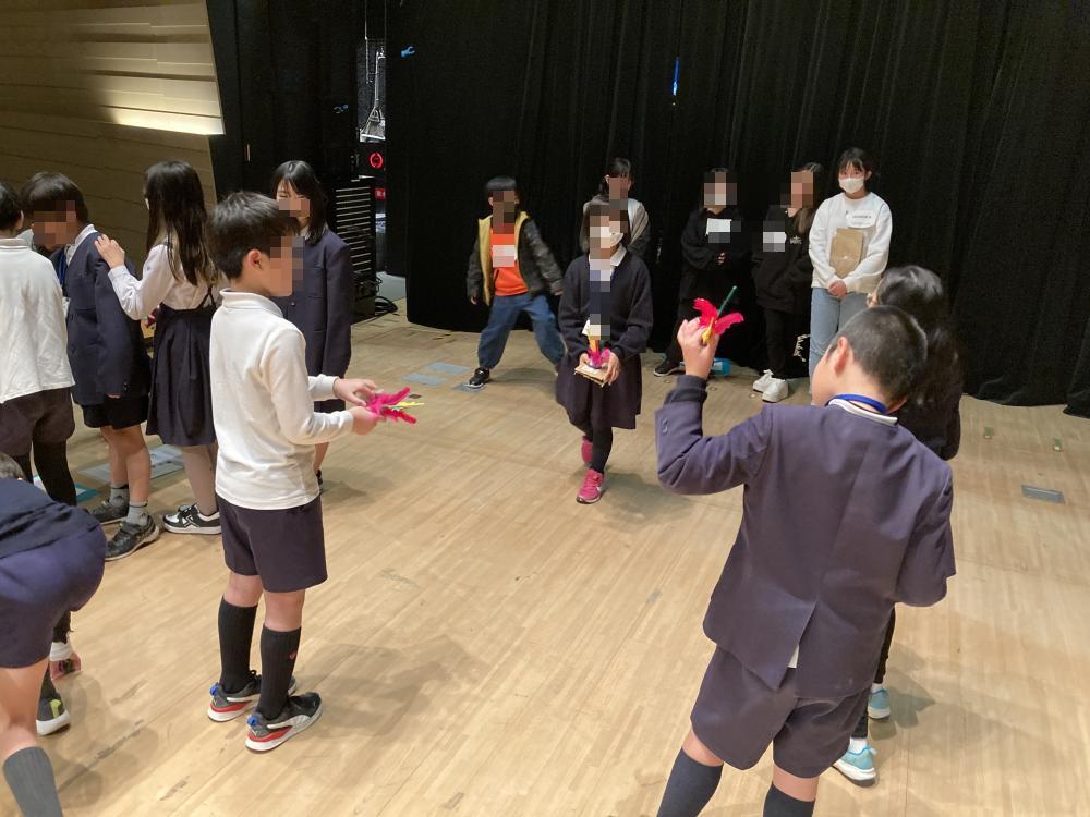 外国の遊びを楽しむ子どもたち