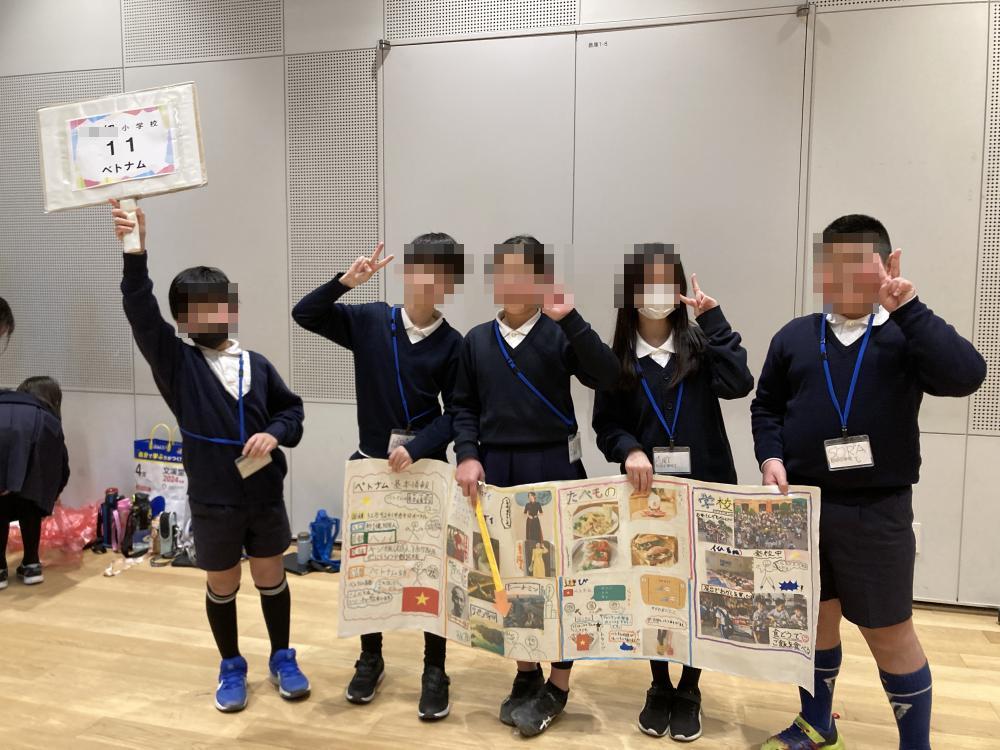 カメラに向かってピースをする子どもたち