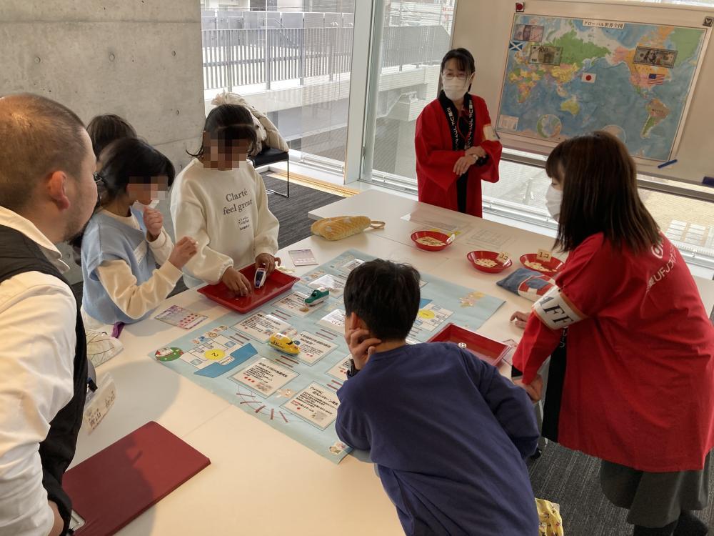 すごろくを使ったゲームを楽しむ子どもたち