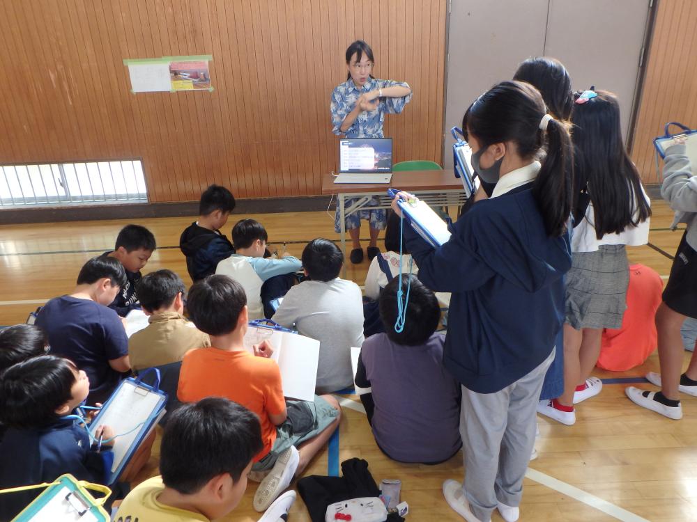 子どもたちと交流する講師⑰