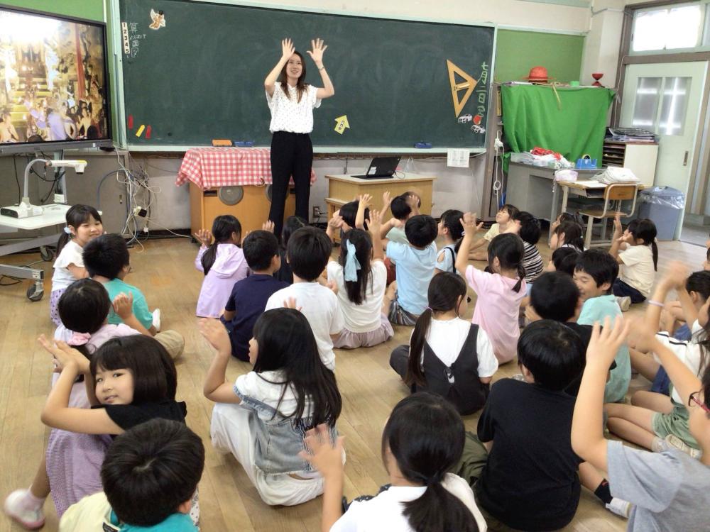 子どもと交流する講師の様子⑨