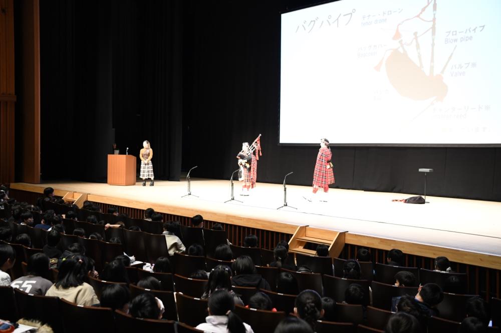 大きな会場でシンポジウムを行っている様子