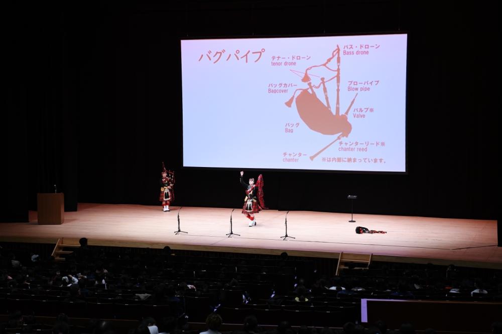 スライドを用いて文化紹介をしている様子