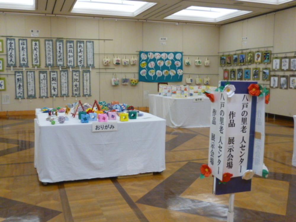 本庁舎1階多目的ホールでの作品展示会開催風景です