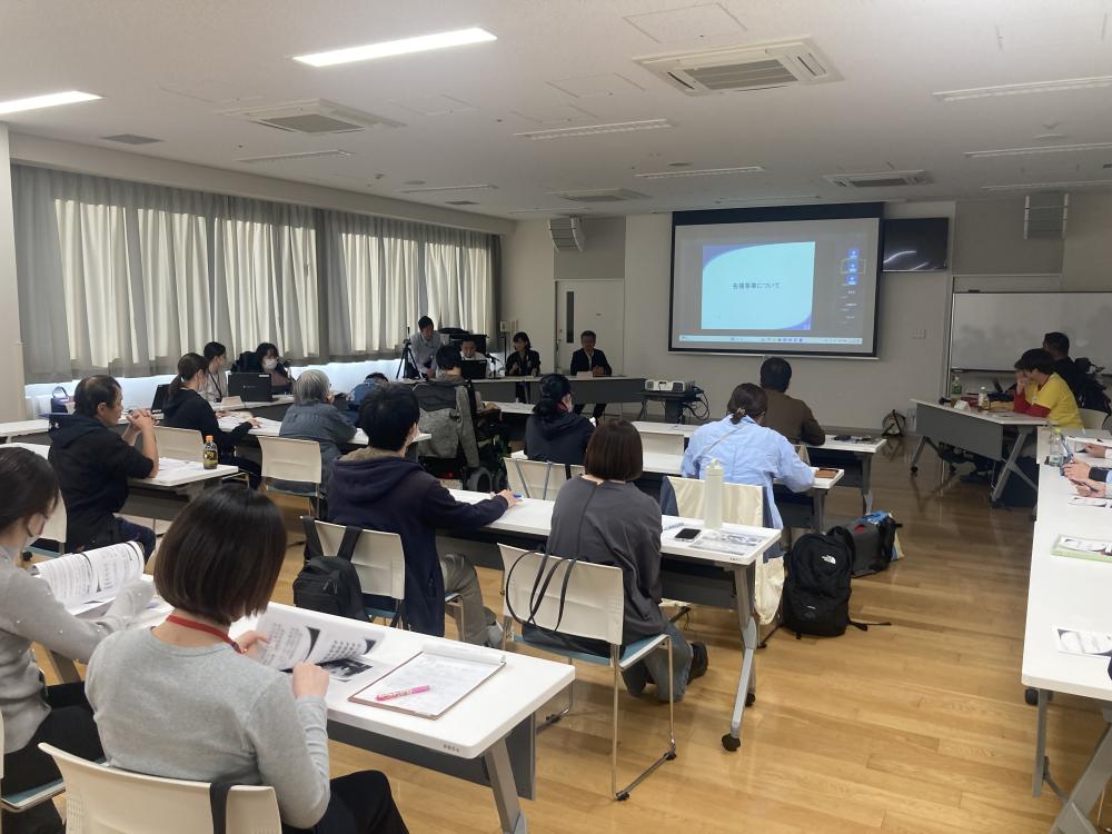 第2回研修会の当日の様子(会議室で20名程度の人が話を聞いている)