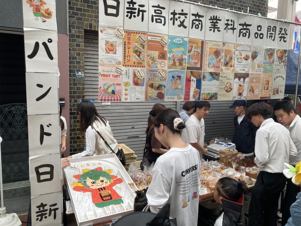 商店街でお店を開いている様子